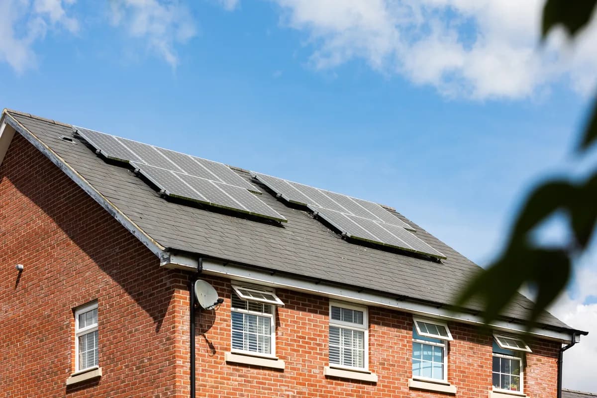 Saniertes Wohnhaus mit Photovoltaikanlage am Dach