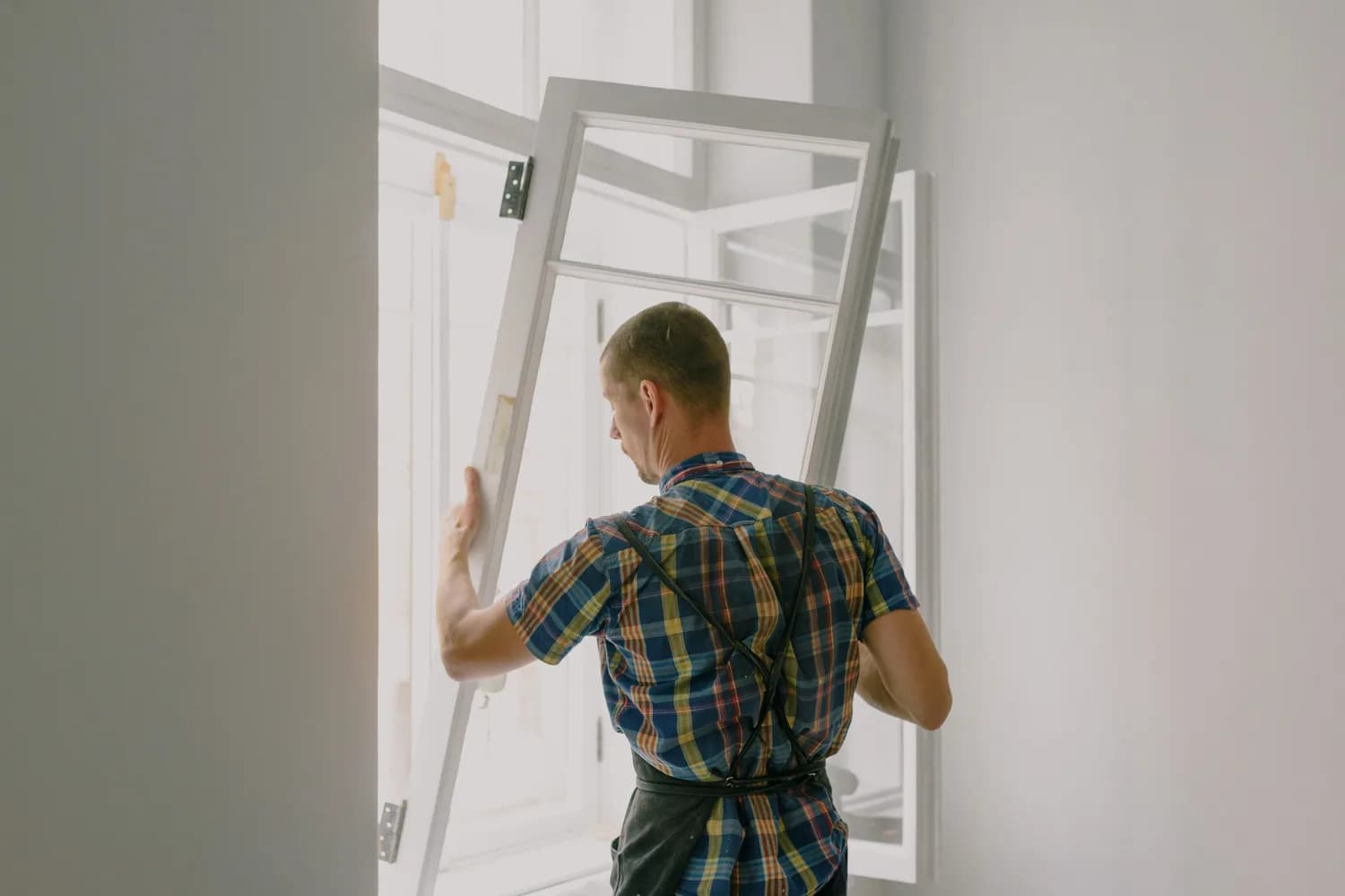 Monteur setzt beim Fenstertausch einen neuen Fensterflügel ein