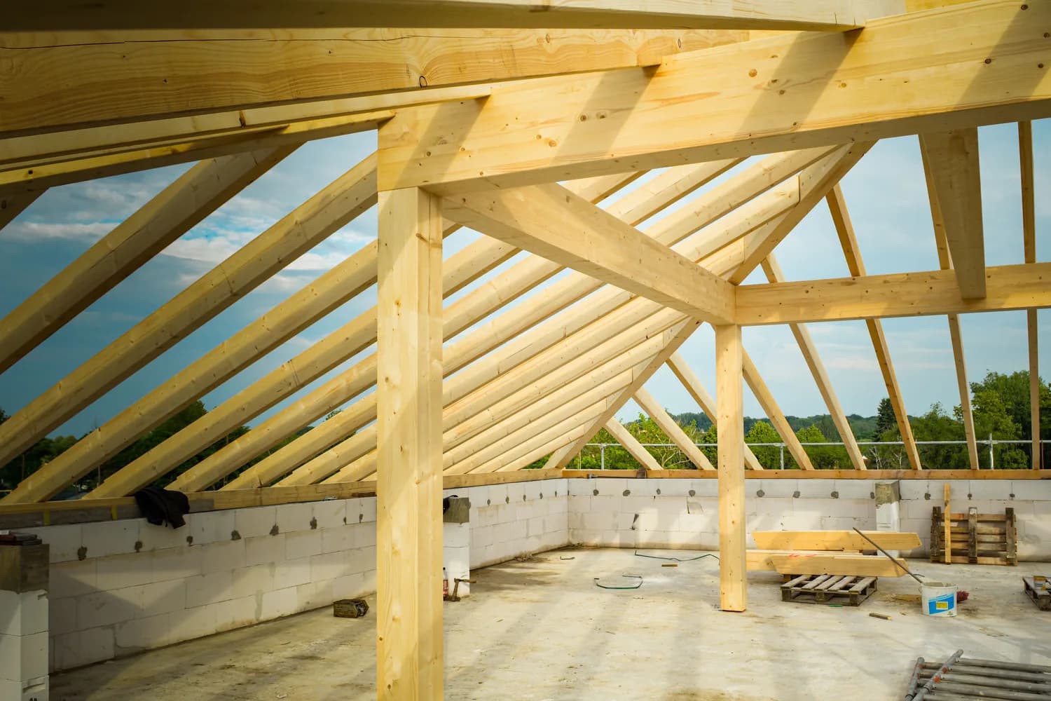 Ungenutzter Dachboden mit Dachstuhl über der ungedämmten obersten Geschoßdecke