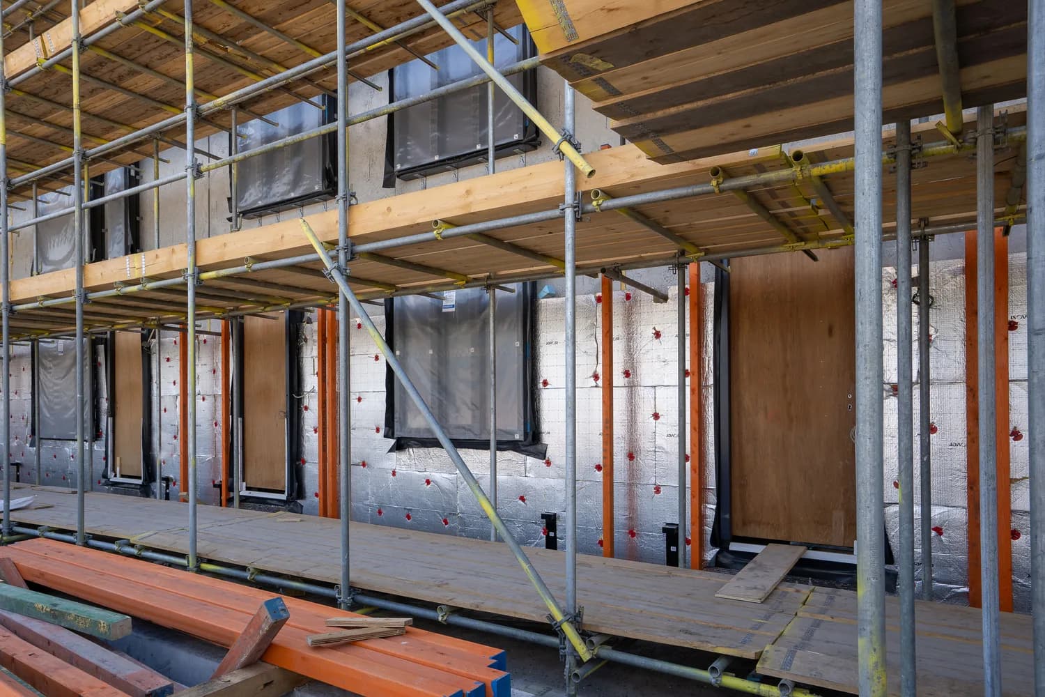 Fassadendämmung an einem Wohnhaus im Zuge einer thermischen Sanierung